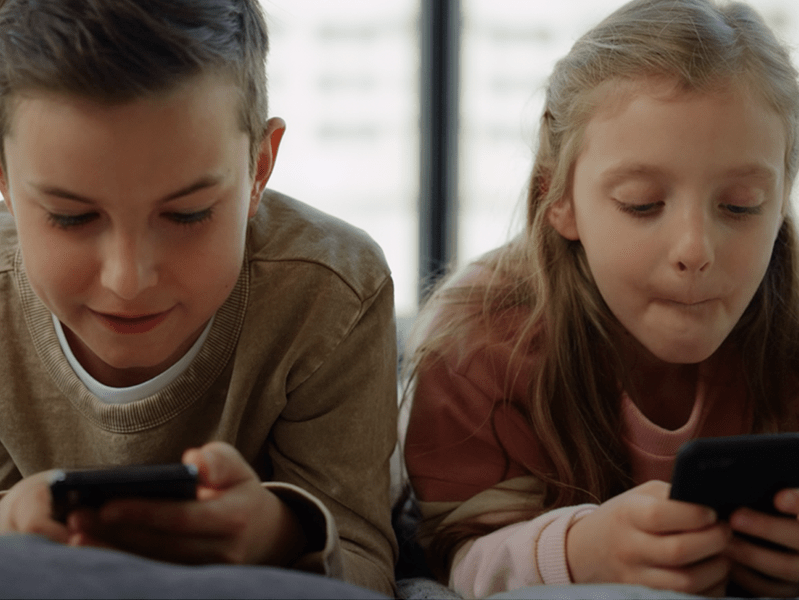 young children on phones